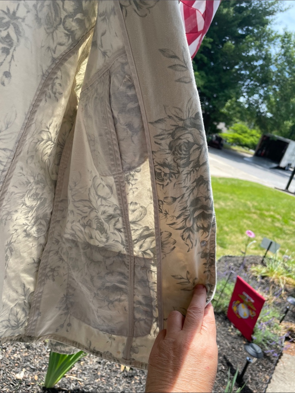 Adorable light Glory Cream Floral Jacket. Great with jeans or dress - Picture 13 of 13